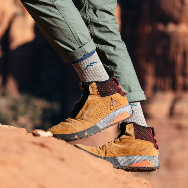 Darn Tough Hiker Micro Crew шкарпетки середньої ваги з амортизацією, чорні