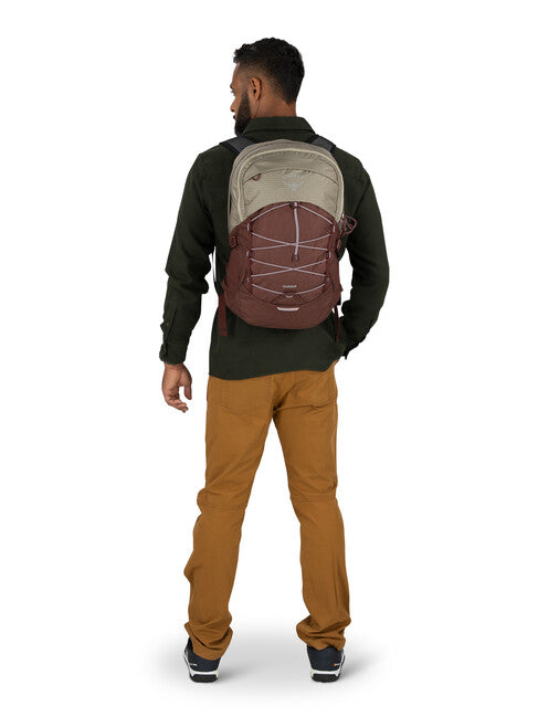 OSPREY Quasar 28 міський рюкзак, sawdust загарний/raisin червоний