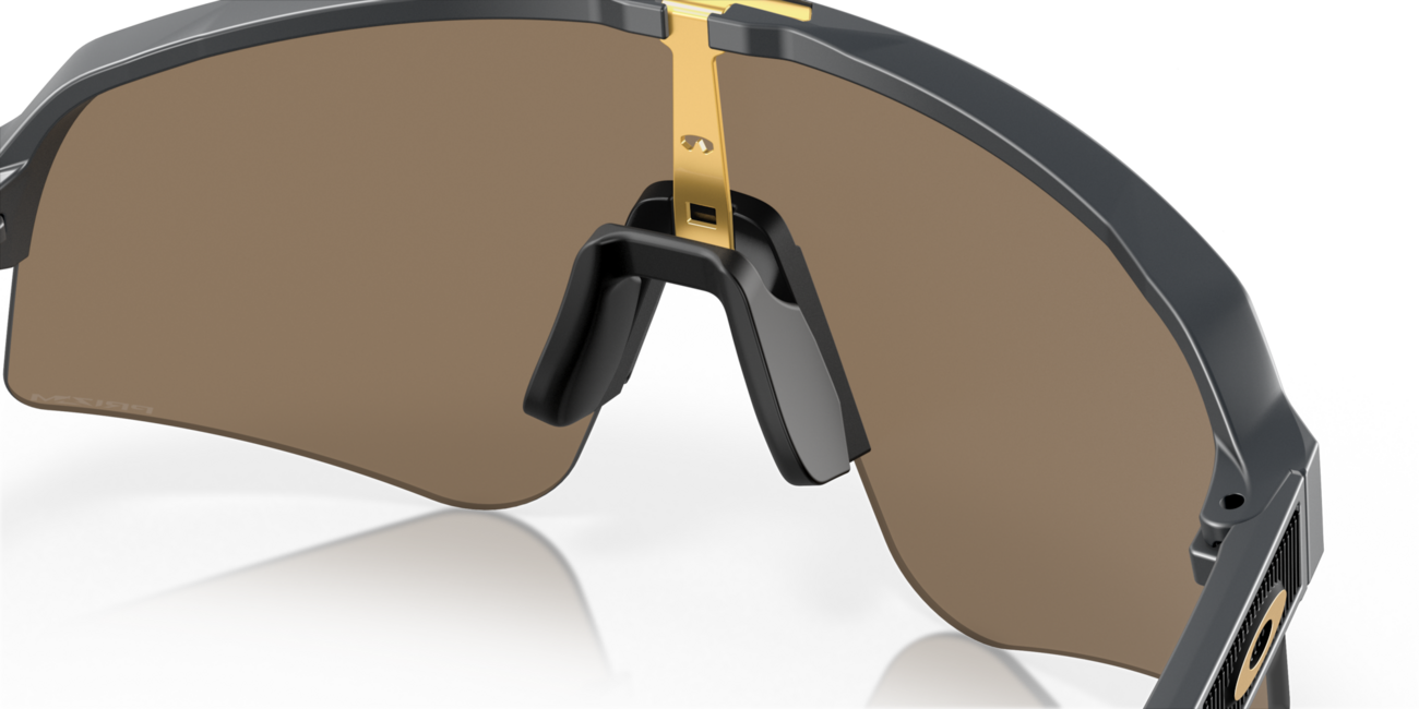 Oakley SUTRO LITE SWEEP сонячні окуляри з оправою Matte Carbon та лінзами Prizm 24K