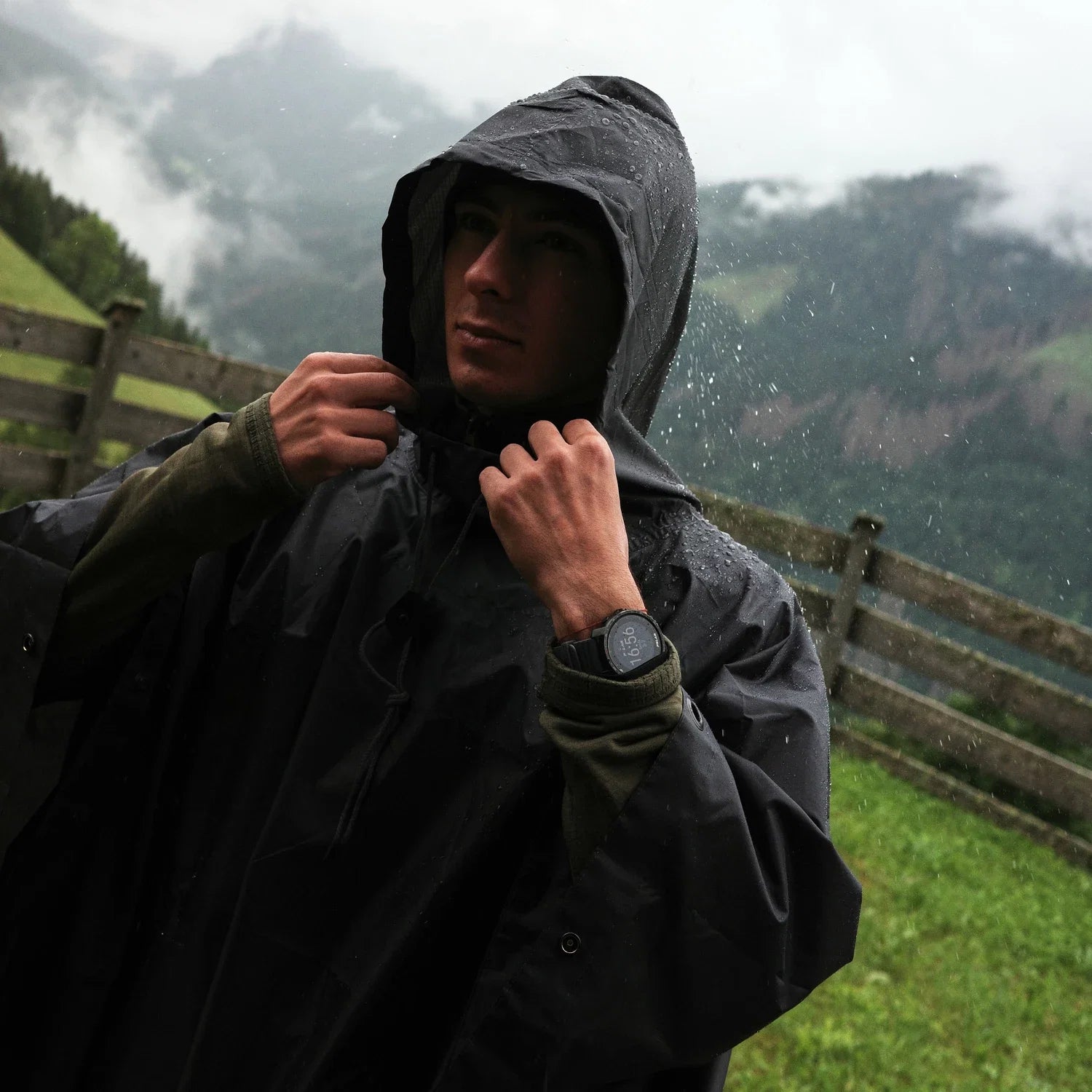 Helikon-Tex PONCHO U.S. MODEL, olivová – v použití 3
