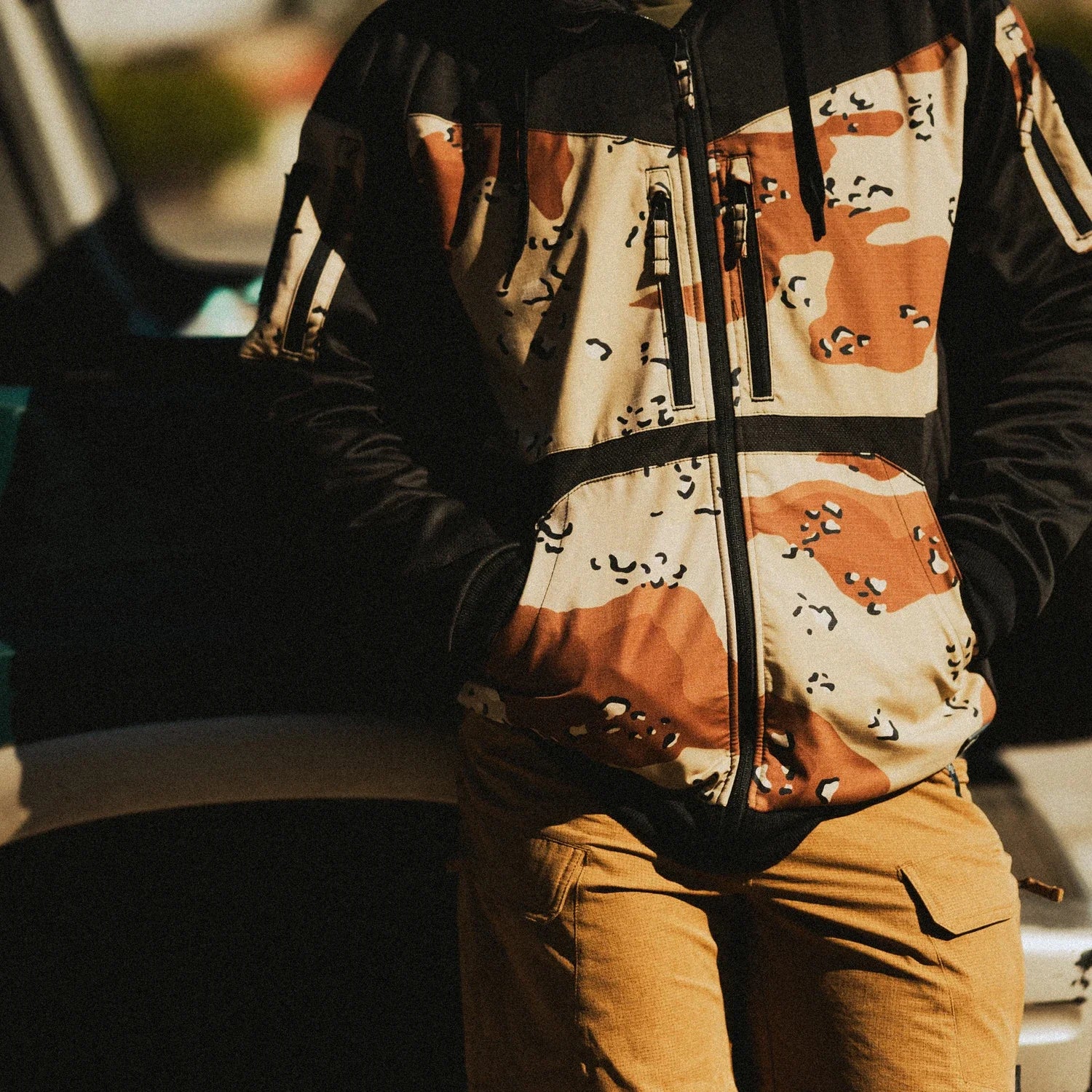 Helikon-Tex ROGUE HOODIE bunda, BLACK/MULTICAM – v použití 1