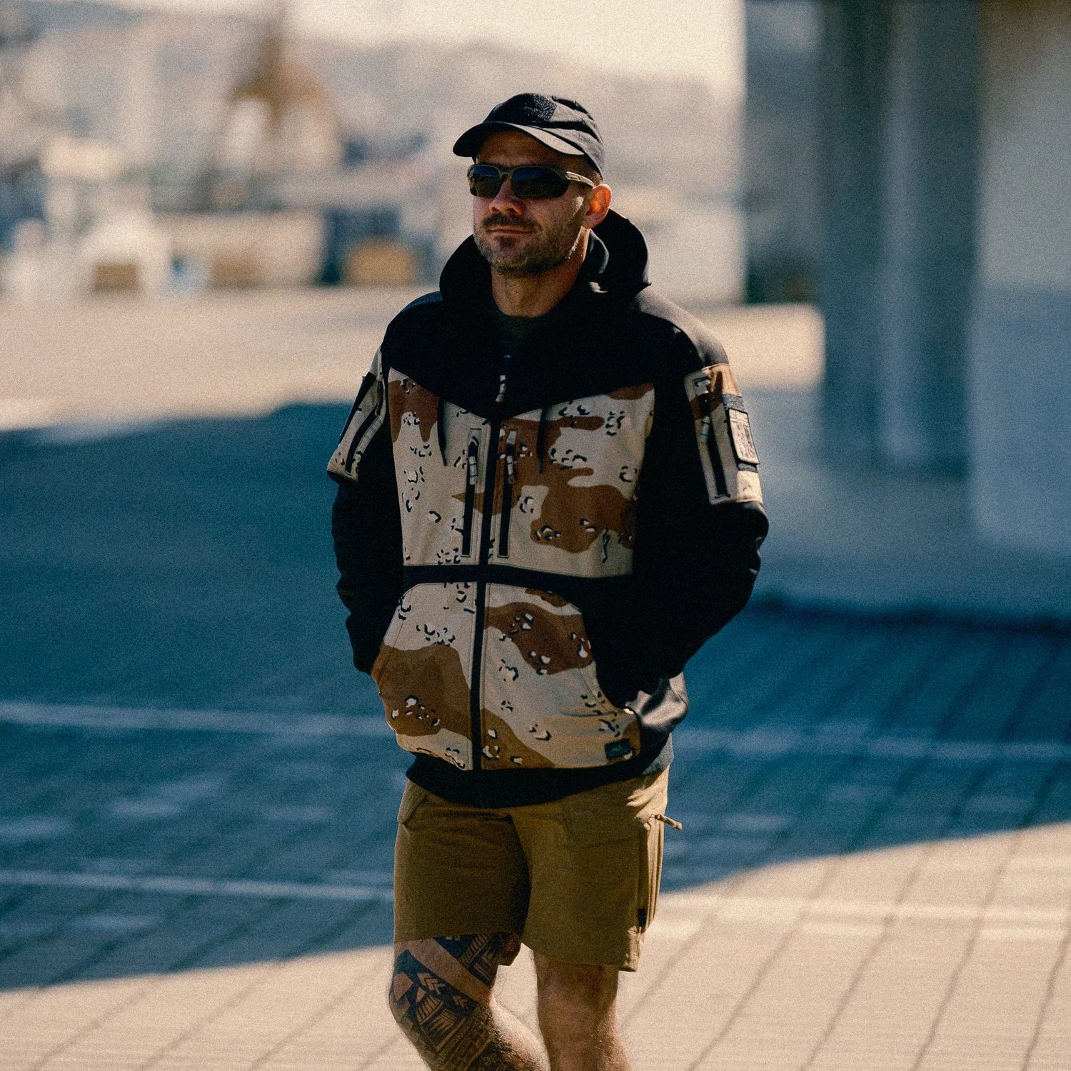 Helikon-Tex ROGUE HOODIE bunda, BLACK/DESERT NIGHT CAMO – v použití 2