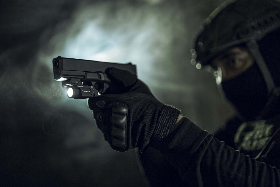 ArmyTek Buckler M1 компактний перезаряджуваний збройний ліхтар 700lm