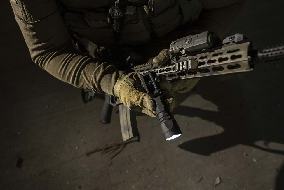ArmyTek Parma C2IR Pro компактний перезаряджуваний збройний ліхтар 1200лм