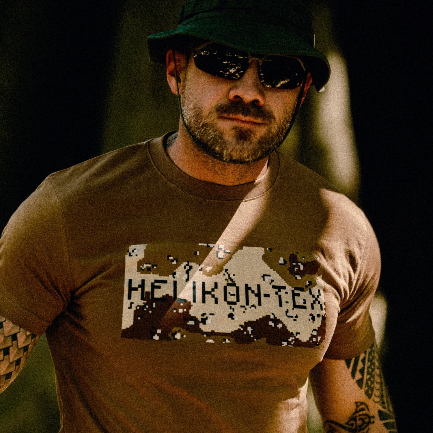 Helikon-Tex Helikon&Camo tričko, čierne – v použití 2