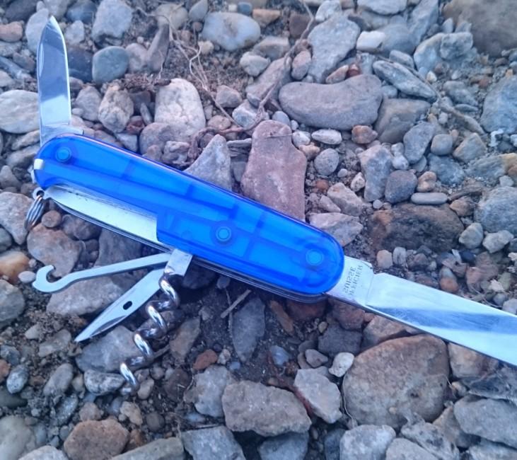 Victorinox Huntsman кишеньковий ніж 91mm, прозорий синій