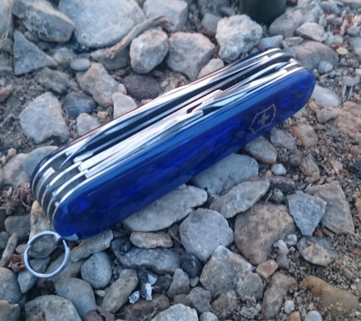 Victorinox Huntsman кишеньковий ніж 91mm, прозорий синій